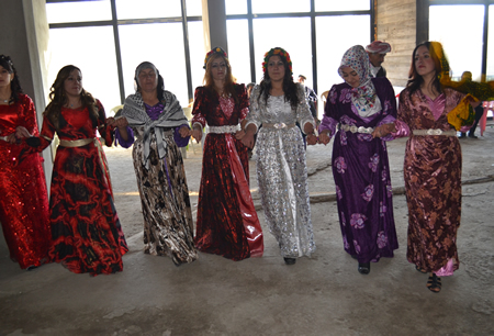 Hakkari'nin Yüksekova ilçesinde 103-04-12.2011 Aralık. Dünya evine giren bazı çiftlerimizi sizler için sayfamıza taşıdık. Yüksekova Güncel ailesi olarak tüm çiftlerimize mutluluklar dileriz.