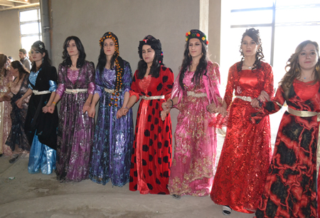 Hakkari'nin Yüksekova ilçesinde 103-04-12.2011 Aralık. Dünya evine giren bazı çiftlerimizi sizler için sayfamıza taşıdık. Yüksekova Güncel ailesi olarak tüm çiftlerimize mutluluklar dileriz.