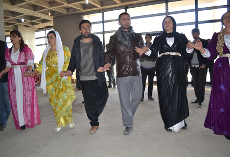 Hakkari'nin Yüksekova ilçesinde 103-04-12.2011 Aralık. Dünya evine giren bazı çiftlerimizi sizler için sayfamıza taşıdık. Yüksekova Güncel ailesi olarak tüm çiftlerimize mutluluklar dileriz.