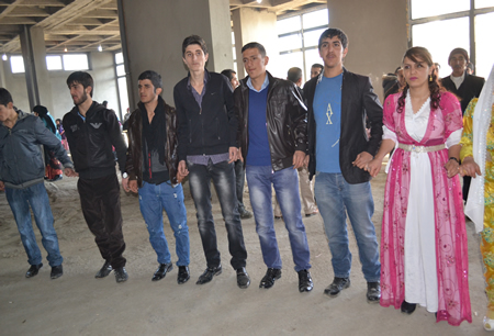 Hakkari'nin Yüksekova ilçesinde 103-04-12.2011 Aralık. Dünya evine giren bazı çiftlerimizi sizler için sayfamıza taşıdık. Yüksekova Güncel ailesi olarak tüm çiftlerimize mutluluklar dileriz.