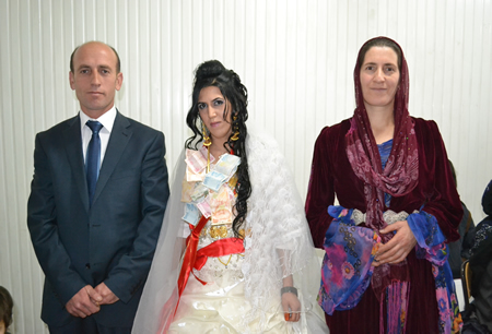 Hakkari'nin Yüksekova ilçesinde 103-04-12.2011 Aralık. Dünya evine giren bazı çiftlerimizi sizler için sayfamıza taşıdık. Yüksekova Güncel ailesi olarak tüm çiftlerimize mutluluklar dileriz.