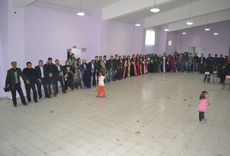 Hakkari'nin Yüksekova ilçesinde 103-04-12.2011 Aralık. Dünya evine giren bazı çiftlerimizi sizler için sayfamıza taşıdık. Yüksekova Güncel ailesi olarak tüm çiftlerimize mutluluklar dileriz.