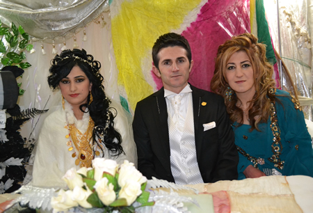 Hakkari'nin Yüksekova ilçesinde 103-04-12.2011 Aralık. Dünya evine giren bazı çiftlerimizi sizler için sayfamıza taşıdık. Yüksekova Güncel ailesi olarak tüm çiftlerimize mutluluklar dileriz.