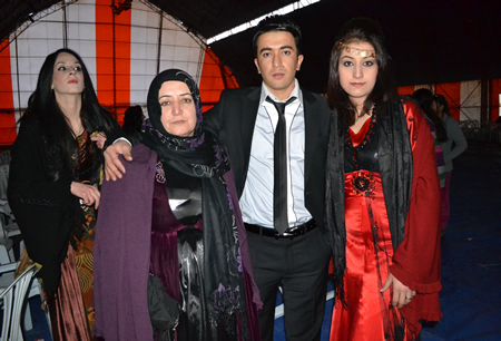 Hakkari'nin Yüksekova ilçesinde 103-04-12.2011 Aralık. Dünya evine giren bazı çiftlerimizi sizler için sayfamıza taşıdık. Yüksekova Güncel ailesi olarak tüm çiftlerimize mutluluklar dileriz.