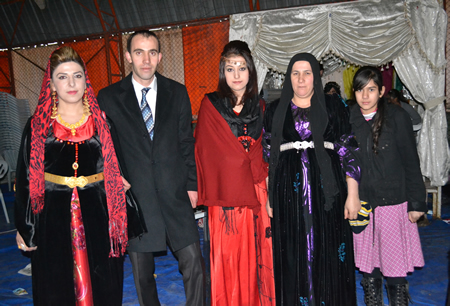 Hakkari'nin Yüksekova ilçesinde 103-04-12.2011 Aralık. Dünya evine giren bazı çiftlerimizi sizler için sayfamıza taşıdık. Yüksekova Güncel ailesi olarak tüm çiftlerimize mutluluklar dileriz.