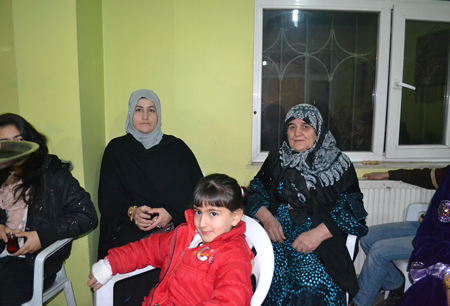 Hakkari'nin Yüksekova ilçesinde 103-04-12.2011 Aralık. Dünya evine giren bazı çiftlerimizi sizler için sayfamıza taşıdık. Yüksekova Güncel ailesi olarak tüm çiftlerimize mutluluklar dileriz.