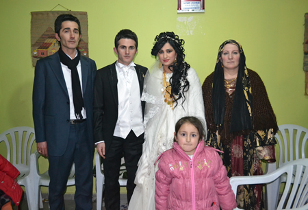 Hakkari'nin Yüksekova ilçesinde 103-04-12.2011 Aralık. Dünya evine giren bazı çiftlerimizi sizler için sayfamıza taşıdık. Yüksekova Güncel ailesi olarak tüm çiftlerimize mutluluklar dileriz.