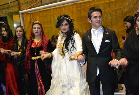 Hakkari'nin Yüksekova ilçesinde 103-04-12.2011 Aralık. Dünya evine giren bazı çiftlerimizi sizler için sayfamıza taşıdık. Yüksekova Güncel ailesi olarak tüm çiftlerimize mutluluklar dileriz.