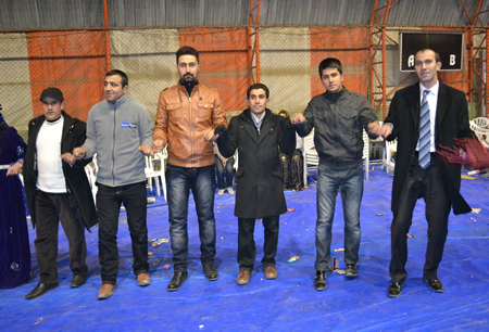 Hakkari'nin Yüksekova ilçesinde 103-04-12.2011 Aralık. Dünya evine giren bazı çiftlerimizi sizler için sayfamıza taşıdık. Yüksekova Güncel ailesi olarak tüm çiftlerimize mutluluklar dileriz.