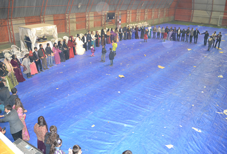 Hakkari'nin Yüksekova ilçesinde 103-04-12.2011 Aralık. Dünya evine giren bazı çiftlerimizi sizler için sayfamıza taşıdık. Yüksekova Güncel ailesi olarak tüm çiftlerimize mutluluklar dileriz.