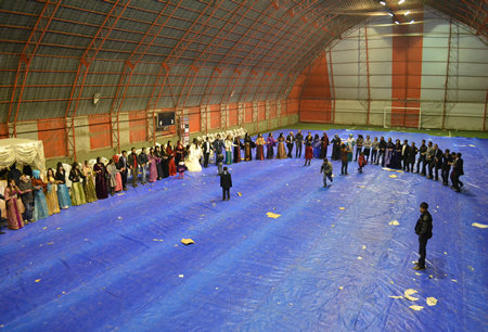 Hakkari'nin Yüksekova ilçesinde 103-04-12.2011 Aralık. Dünya evine giren bazı çiftlerimizi sizler için sayfamıza taşıdık. Yüksekova Güncel ailesi olarak tüm çiftlerimize mutluluklar dileriz.