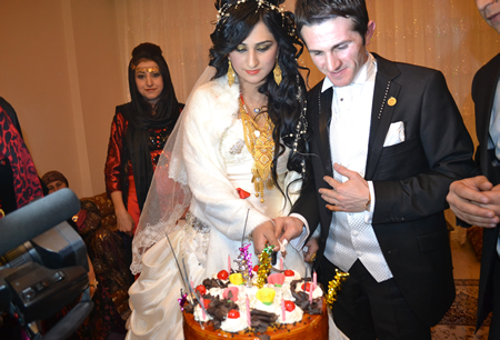 Hakkari'nin Yüksekova ilçesinde 103-04-12.2011 Aralık. Dünya evine giren bazı çiftlerimizi sizler için sayfamıza taşıdık. Yüksekova Güncel ailesi olarak tüm çiftlerimize mutluluklar dileriz.