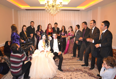 Hakkari'nin Yüksekova ilçesinde 103-04-12.2011 Aralık. Dünya evine giren bazı çiftlerimizi sizler için sayfamıza taşıdık. Yüksekova Güncel ailesi olarak tüm çiftlerimize mutluluklar dileriz.