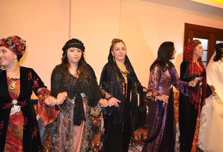 Hakkari'nin Yüksekova ilçesinde 103-04-12.2011 Aralık. Dünya evine giren bazı çiftlerimizi sizler için sayfamıza taşıdık. Yüksekova Güncel ailesi olarak tüm çiftlerimize mutluluklar dileriz.