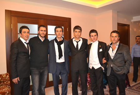 Hakkari'nin Yüksekova ilçesinde 103-04-12.2011 Aralık. Dünya evine giren bazı çiftlerimizi sizler için sayfamıza taşıdık. Yüksekova Güncel ailesi olarak tüm çiftlerimize mutluluklar dileriz.