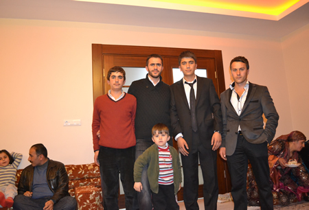 Hakkari'nin Yüksekova ilçesinde 103-04-12.2011 Aralık. Dünya evine giren bazı çiftlerimizi sizler için sayfamıza taşıdık. Yüksekova Güncel ailesi olarak tüm çiftlerimize mutluluklar dileriz.