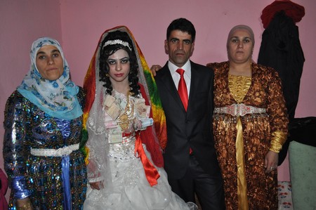 Hakkari'nin Yüksekova ilçesinde 103-04-12.2011 Aralık. Dünya evine giren bazı çiftlerimizi sizler için sayfamıza taşıdık. Yüksekova Güncel ailesi olarak tüm çiftlerimize mutluluklar dileriz.