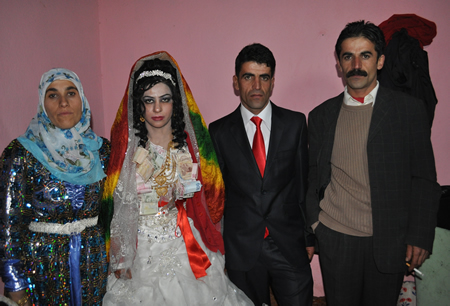 Hakkari'nin Yüksekova ilçesinde 103-04-12.2011 Aralık. Dünya evine giren bazı çiftlerimizi sizler için sayfamıza taşıdık. Yüksekova Güncel ailesi olarak tüm çiftlerimize mutluluklar dileriz.