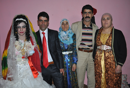 Hakkari'nin Yüksekova ilçesinde 103-04-12.2011 Aralık. Dünya evine giren bazı çiftlerimizi sizler için sayfamıza taşıdık. Yüksekova Güncel ailesi olarak tüm çiftlerimize mutluluklar dileriz.