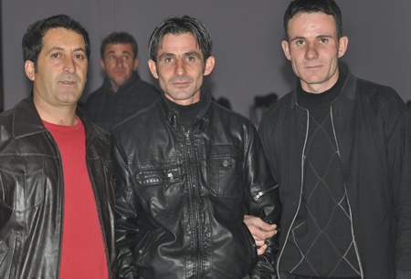 Hakkari'nin Yüksekova ilçesinde 103-04-12.2011 Aralık. Dünya evine giren bazı çiftlerimizi sizler için sayfamıza taşıdık. Yüksekova Güncel ailesi olarak tüm çiftlerimize mutluluklar dileriz.