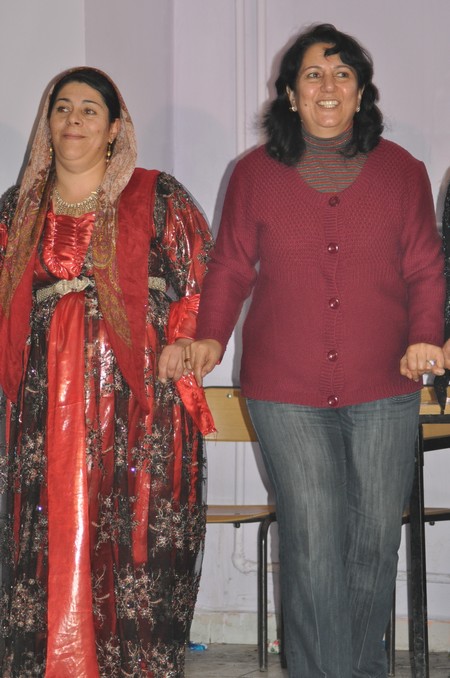 Hakkari'nin Yüksekova ilçesinde 103-04-12.2011 Aralık. Dünya evine giren bazı çiftlerimizi sizler için sayfamıza taşıdık. Yüksekova Güncel ailesi olarak tüm çiftlerimize mutluluklar dileriz.