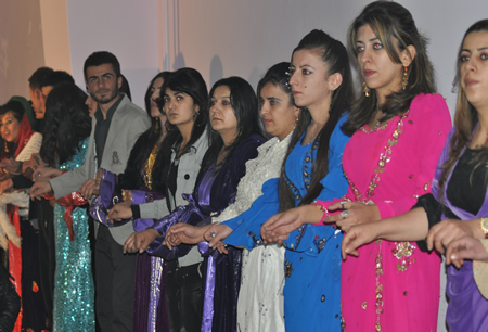 Hakkari'nin Yüksekova ilçesinde 103-04-12.2011 Aralık. Dünya evine giren bazı çiftlerimizi sizler için sayfamıza taşıdık. Yüksekova Güncel ailesi olarak tüm çiftlerimize mutluluklar dileriz.