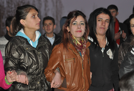 Hakkari'nin Yüksekova ilçesinde 103-04-12.2011 Aralık. Dünya evine giren bazı çiftlerimizi sizler için sayfamıza taşıdık. Yüksekova Güncel ailesi olarak tüm çiftlerimize mutluluklar dileriz.
