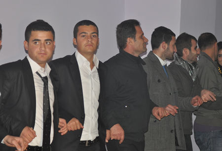 Hakkari'nin Yüksekova ilçesinde 103-04-12.2011 Aralık. Dünya evine giren bazı çiftlerimizi sizler için sayfamıza taşıdık. Yüksekova Güncel ailesi olarak tüm çiftlerimize mutluluklar dileriz.