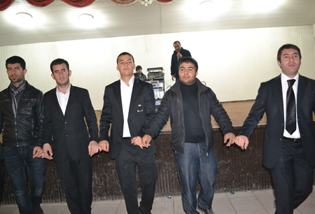 Hakkari'nin Yüksekova ilçesinde 103-04-12.2011 Aralık. Dünya evine giren bazı çiftlerimizi sizler için sayfamıza taşıdık. Yüksekova Güncel ailesi olarak tüm çiftlerimize mutluluklar dileriz.