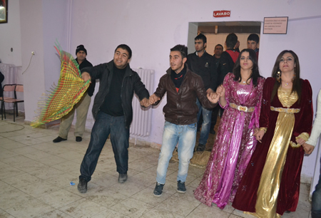Hakkari'nin Yüksekova ilçesinde 103-04-12.2011 Aralık. Dünya evine giren bazı çiftlerimizi sizler için sayfamıza taşıdık. Yüksekova Güncel ailesi olarak tüm çiftlerimize mutluluklar dileriz.