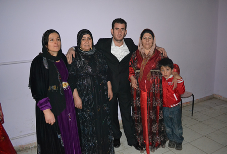 Hakkari'nin Yüksekova ilçesinde 103-04-12.2011 Aralık. Dünya evine giren bazı çiftlerimizi sizler için sayfamıza taşıdık. Yüksekova Güncel ailesi olarak tüm çiftlerimize mutluluklar dileriz.