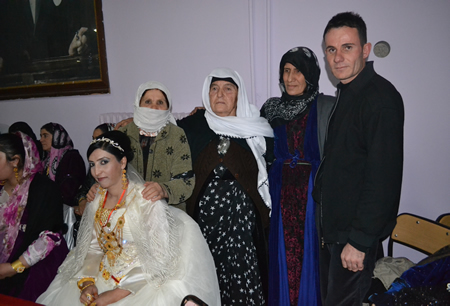 Hakkari'nin Yüksekova ilçesinde 103-04-12.2011 Aralık. Dünya evine giren bazı çiftlerimizi sizler için sayfamıza taşıdık. Yüksekova Güncel ailesi olarak tüm çiftlerimize mutluluklar dileriz.