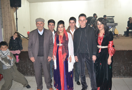 Hakkari'nin Yüksekova ilçesinde 103-04-12.2011 Aralık. Dünya evine giren bazı çiftlerimizi sizler için sayfamıza taşıdık. Yüksekova Güncel ailesi olarak tüm çiftlerimize mutluluklar dileriz.