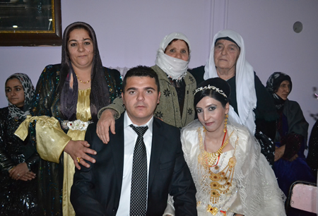 Hakkari'nin Yüksekova ilçesinde 103-04-12.2011 Aralık. Dünya evine giren bazı çiftlerimizi sizler için sayfamıza taşıdık. Yüksekova Güncel ailesi olarak tüm çiftlerimize mutluluklar dileriz.