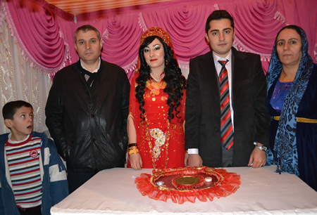 Hakkari'nin Yüksekova ilçesinde 103-04-12.2011 Aralık. Dünya evine giren bazı çiftlerimizi sizler için sayfamıza taşıdık. Yüksekova Güncel ailesi olarak tüm çiftlerimize mutluluklar dileriz.