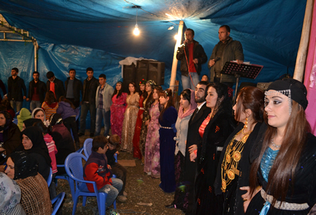 Hakkari'nin Yüksekova ilçesinde 103-04-12.2011 Aralık. Dünya evine giren bazı çiftlerimizi sizler için sayfamıza taşıdık. Yüksekova Güncel ailesi olarak tüm çiftlerimize mutluluklar dileriz.