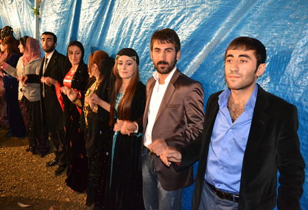 Hakkari'nin Yüksekova ilçesinde 103-04-12.2011 Aralık. Dünya evine giren bazı çiftlerimizi sizler için sayfamıza taşıdık. Yüksekova Güncel ailesi olarak tüm çiftlerimize mutluluklar dileriz.