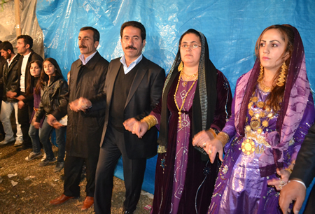 Hakkari'nin Yüksekova ilçesinde 103-04-12.2011 Aralık. Dünya evine giren bazı çiftlerimizi sizler için sayfamıza taşıdık. Yüksekova Güncel ailesi olarak tüm çiftlerimize mutluluklar dileriz.