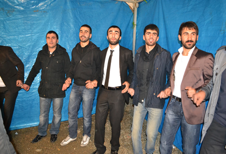 Hakkari'nin Yüksekova ilçesinde 103-04-12.2011 Aralık. Dünya evine giren bazı çiftlerimizi sizler için sayfamıza taşıdık. Yüksekova Güncel ailesi olarak tüm çiftlerimize mutluluklar dileriz.