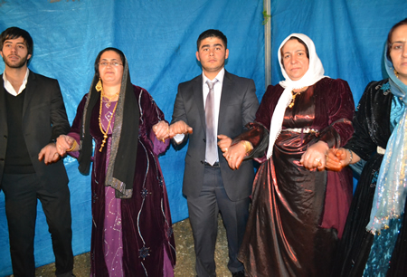 Hakkari'nin Yüksekova ilçesinde 103-04-12.2011 Aralık. Dünya evine giren bazı çiftlerimizi sizler için sayfamıza taşıdık. Yüksekova Güncel ailesi olarak tüm çiftlerimize mutluluklar dileriz.