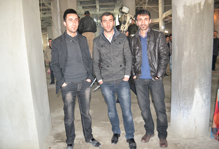 Hakkari'nin Yüksekova ilçesinde 103-04-12.2011 Aralık. Dünya evine giren bazı çiftlerimizi sizler için sayfamıza taşıdık. Yüksekova Güncel ailesi olarak tüm çiftlerimize mutluluklar dileriz.