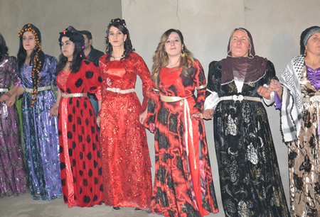 Hakkari'nin Yüksekova ilçesinde 103-04-12.2011 Aralık. Dünya evine giren bazı çiftlerimizi sizler için sayfamıza taşıdık. Yüksekova Güncel ailesi olarak tüm çiftlerimize mutluluklar dileriz.