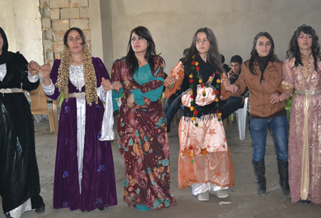 Hakkari'nin Yüksekova ilçesinde 103-04-12.2011 Aralık. Dünya evine giren bazı çiftlerimizi sizler için sayfamıza taşıdık. Yüksekova Güncel ailesi olarak tüm çiftlerimize mutluluklar dileriz.