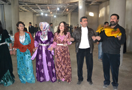 Hakkari'nin Yüksekova ilçesinde 103-04-12.2011 Aralık. Dünya evine giren bazı çiftlerimizi sizler için sayfamıza taşıdık. Yüksekova Güncel ailesi olarak tüm çiftlerimize mutluluklar dileriz.