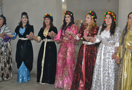 Hakkari'nin Yüksekova ilçesinde 103-04-12.2011 Aralık. Dünya evine giren bazı çiftlerimizi sizler için sayfamıza taşıdık. Yüksekova Güncel ailesi olarak tüm çiftlerimize mutluluklar dileriz.