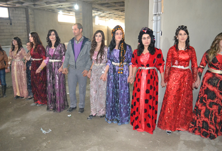 Hakkari'nin Yüksekova ilçesinde 103-04-12.2011 Aralık. Dünya evine giren bazı çiftlerimizi sizler için sayfamıza taşıdık. Yüksekova Güncel ailesi olarak tüm çiftlerimize mutluluklar dileriz.