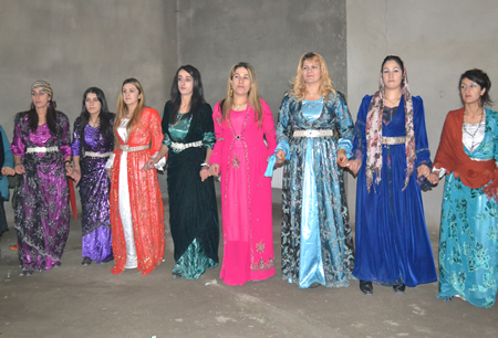 Hakkari'nin Yüksekova ilçesinde 103-04-12.2011 Aralık. Dünya evine giren bazı çiftlerimizi sizler için sayfamıza taşıdık. Yüksekova Güncel ailesi olarak tüm çiftlerimize mutluluklar dileriz.