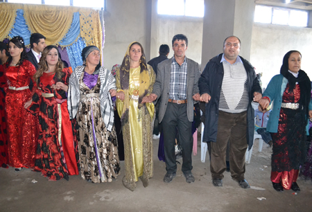Hakkari'nin Yüksekova ilçesinde 103-04-12.2011 Aralık. Dünya evine giren bazı çiftlerimizi sizler için sayfamıza taşıdık. Yüksekova Güncel ailesi olarak tüm çiftlerimize mutluluklar dileriz.