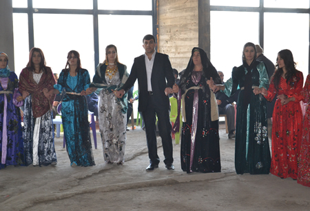 Hakkari'nin Yüksekova ilçesinde 103-04-12.2011 Aralık. Dünya evine giren bazı çiftlerimizi sizler için sayfamıza taşıdık. Yüksekova Güncel ailesi olarak tüm çiftlerimize mutluluklar dileriz.