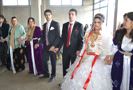 Hakkari'nin Yüksekova ilçesinde 103-04-12.2011 Aralık. Dünya evine giren bazı çiftlerimizi sizler için sayfamıza taşıdık. Yüksekova Güncel ailesi olarak tüm çiftlerimize mutluluklar dileriz.